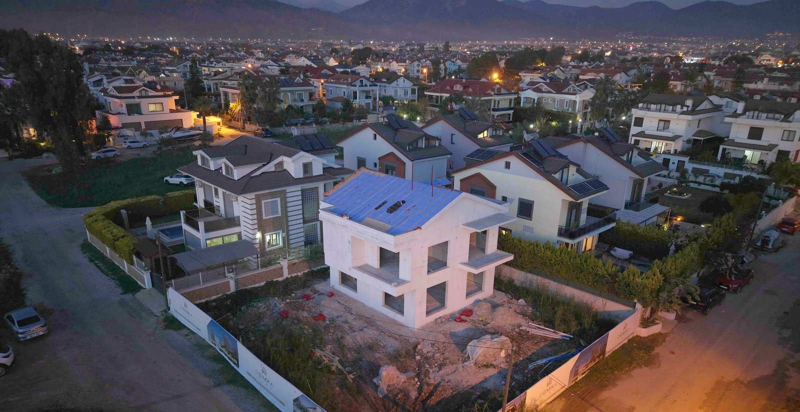 Demka Yapı'nın Fethiye'deki villa şantiyesi, akşamüstü kuşbakışı