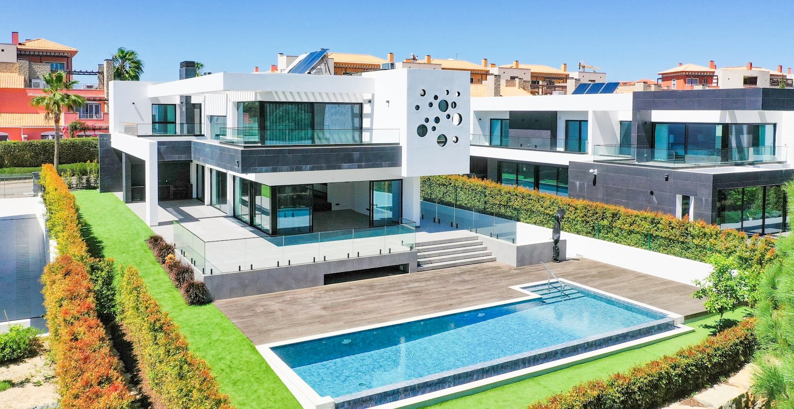 Anahtar teslim edilmiş modern villa ve havuzu